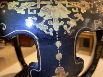 Un socle en bois peint et laqu&eacute;, Chine, 19&egrave;me